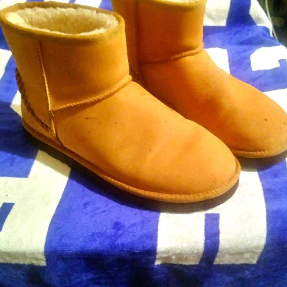 Unisex Uggs Boots ..